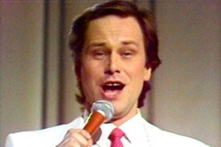 Kuva: Laulaja Tapani Kansa (1982). YLE kuvanauha.