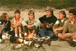 Kuva: Partioleiril�isi� on kokoontunut laulamaan nuotion ��reen. YLE kuvanauha.