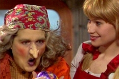 Kuva: Noita(Erja Manto) pit�� p��si�ismunaa k�dess��n ja Ansa (Mari Vainio) katsoo. YLE kuvanauha.