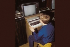 Kuva: Poika pelaa tietokonepeli� (1984). YLE/Touko Yrttimaa.