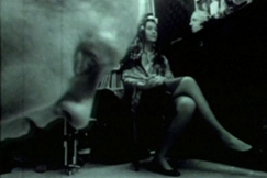 Kuva: Taiteilija Unto Koistinen maalaa naismallia (1968). YLE kuvanauha.