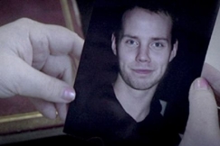 Kuva: Naisen k�si pit�� valokuvaa, jossa on nuori mies. YLE kuvanauha.