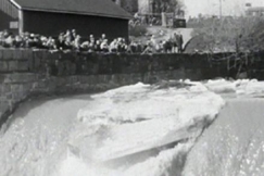 Kuva: J�idenl�ht� Vantaanjoella Vanhankaupunginkoskella (1956). YLE kuvanauha.