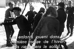 Kuva: Lapset leikkiv�t talven viimeisill� lumilla (1955). Kansan Elokuva / YLE.