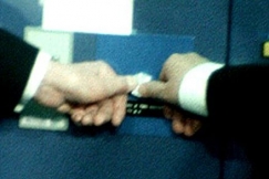 Kuva: Presidentti Kekkonen ja p��ministeri Kosygin painavat turbiinien k�ynnistysnappia (1977). YLE kuvanauha.