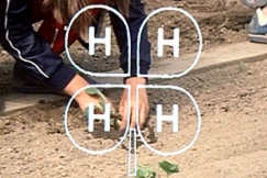 Kuva: Tytt� istuttaa kasvia (1985). YLE kuvanauha.