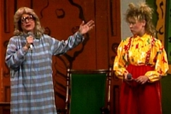 Kuva: Kristiina Kuningas ja Outi M�enp�� esitt�v�t ikivihre�n kipaleen Ilman palkkaa (1988). YLE kuvanauha.