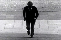 Kuva: Mies kiirehtii eduskuntatalon portaita yl�sp�in (1972). YLE kuvanauha.