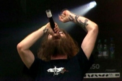 Kuva: Mokoma-yhtyeen Marko Annala (2003). YLE kuvanauha.