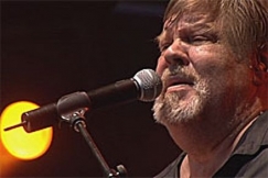 Kuva: Vesa-Matti Loiri Provinssirockissa 2009. YLE Kuvanauha.