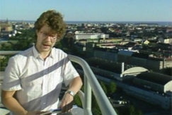 Kuva: Toimittaja Ari Korvola Olympiastadionin tornissa (1987) YLE kuvanauha.