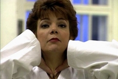 Kuva: Raija Pelli opettelee itsepuolustusta. (1994) Yle kuvanauha.