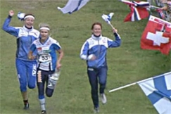 Kuva: Merja Rantanen, Minna Kauppi ja Anni-Maija Fincke juhlivat voittoa loppusuoralla. YLE kuvanauha.