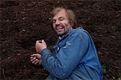 Kuva: Kai Lehtinen perunapellossa Karjalohjalla. YLE kuvanauha.