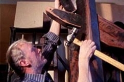 Kuva: Mauno Hartman kokoaa puuteostaan n�yttelyyn (1985). YLE kuvanauha.