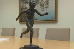 Kuva: Helena Takalon patsaan pienoismalli p�yd�ll� kaupungintalossa (2005). Yle kuvanauha.