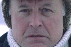 Kuva: Uki (Esko Salminen) kohtaa Raidin tytt�rens� haudalla (2000). YLE kuvanauha. 