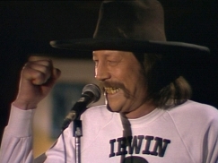 Kuva: Irwin Goodman laulaa yll��n H�rm�l�inen perusjuntti -paita (1985). Yle kuvanauha.