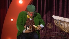 Kuva: Dodo sy�tt�� banaania hanurille.