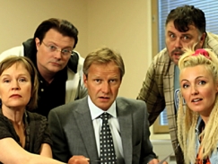 Kuva: Kaija Pakarinen, Kari Hietalahti, Taneli M�kel�, Asko Sahlman ja Mari Perankoski n�yttelev�t Ihmisten puolueessa. YLE kuvanauha 2009.