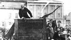 Kuva: Vladimir Iljits Lenin puhuu Punaisella torilla (1920, detalji). Lenin-museo