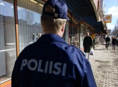 Kuva: Ylikonstaapeli Markku Kuoppam�ki kierroksellaan Hervannassa (2000) Yle kuvanauha.