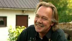 Kuva: Kari Tapio kotitalonsa pihalla (1998). Yle kuvanauha.