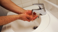 Kuva: K�sien pesu. Kuvaaja: Frilund Derrick. Yle kuvapalvelu. (2009)