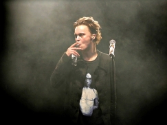 Kuva: Ville Valo lavalla (2002). Mika Kanerva.