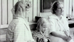 Kuva: Toimittaja Irmeli Viherjuuri (oik) ja saunojat Humallahden saunan kuistilla (1962) Yle kuvanauha.