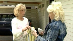 Kuva: Krista Karjalainen (oik) katselee naapurinsa tuomia kenki�. (1991) Yle kuvanauha.