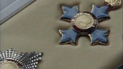 Kuva: Ritarimerkit alustalla. YLE kuvanauha