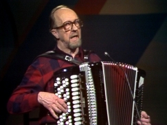 Kuva: Esa Pakarinen laulaa ja soittaa hanuria (1981). Yle kuvanauha.