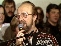 Kuva: Esa Pakarinen laulaa Hein�veden VPK:n talolla (1977). Yle kuvanauha.