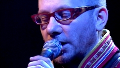 Kuva: Laulaja Wimme Saari (2002). YLE kuvanauha.