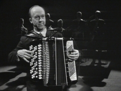Kuva: Esa Pakarinen soittaa harmonikkaa (1967). Yle kuvanauha.