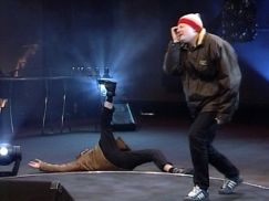 Kuva: Iskelm�taivaan t�hti on ampunut levytuottajan Jatimaticilla Tervasaaren kes�teatterin sketsiss� (2000). Yle kuvanauha.