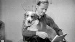 Kuva: El�inl��k�ri Ilmari Karppinen koira syliss��n (1972) Yle kuvanauha