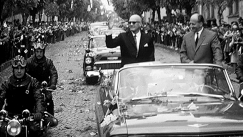 Kuva: Presidentti Kekkonen ja Jugoslavian presidentti Tito tervehtiv�t kansaa (1963). YLE kuvanauha.