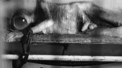 Kuva: Edward Kienholzin Mielisairaala-teosta. Kuva: YLE kuvanauha