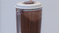 Kuva: Tehosekoitin Plenge Jakobsenin Valkea rakkaus -teoksessa Ars 95:ss�. Kuva: YLE kuvanauha