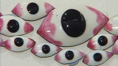 Kuva: Emalisilmi� intialaisen Anita Duben teoksessa, yksityiskohta. Kuva: YLE kuvanauha