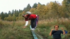 Kuva: Kalle Palanderin tasapainoharjoituksia. (YLE Kuvanauha 2001)