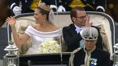 Kuva: Vastavihityt Victoria ja Daniel hevosvaunujen kyydiss�. Kuvanauha