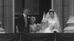 Kuva: Vastavihityt Antony ja prinsessa Margaret linnan parvekkeella. Kuvanauha