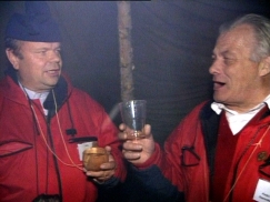 Kuva: Keran pkt-seminaarin osanottajat laulavat yhteislauluja nuotiolla (1991). Yle kuvanauha.