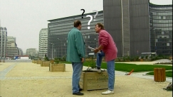 Kuva: Hannu Lumivuori kertoo Markus Kajolle p��t�ksenteko prosessista Europarlamentissa, taustalla Euroopankomission vanha p��maja. (YLE Kuvanauha 1994)