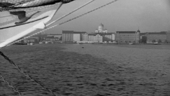 Kuva: Suomen Joutsenen takana, Senaatintorilla, kohoaa Helsingin Tuomiokirkko. YLE kuvanauha 1950. 