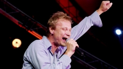 Kuva: Ismo Alanko Malja G�stalle -ohjelman kenraaliharjoituksissa Huviteltalla Helsingiss� (Kuvaaja: Heli Sorjonen 27.8.2004)