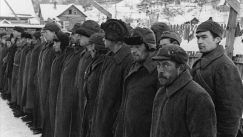 Kuva: Ven�l�isi� sotavankeja riviss� vankileirill�. SA-kuva/TK-kuvaaja Persson.